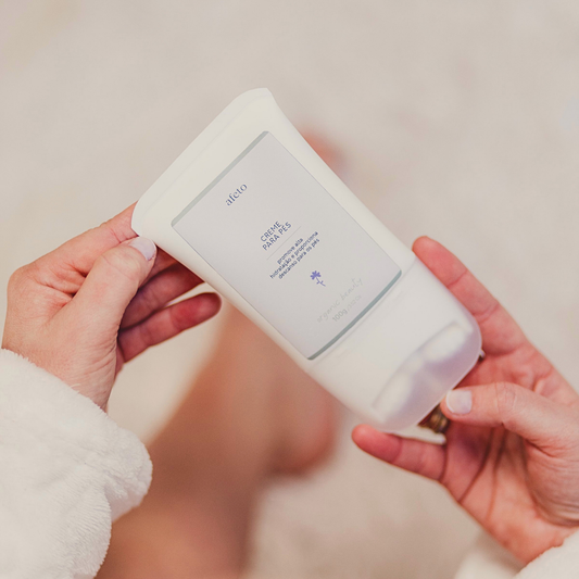 CREME PARA PÉS COM MASSAGEADOR