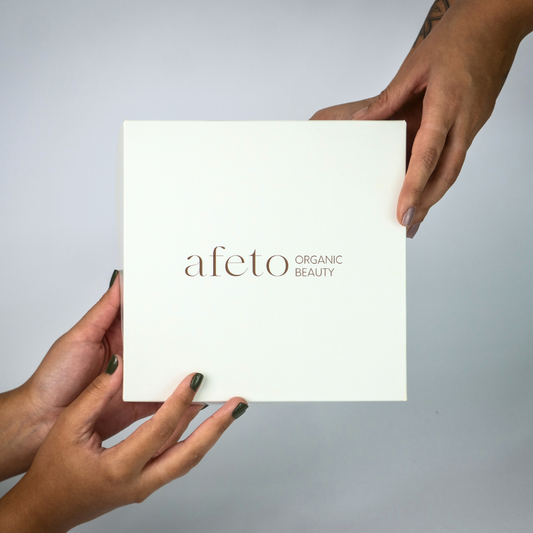 afeto organic beauty - Caixa de presente sendo segurada por mãos